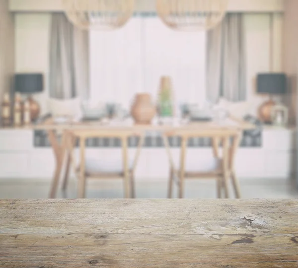 Tampo de mesa de madeira com borrão de sala de jantar com ajuste de mesa elegante — Fotografia de Stock