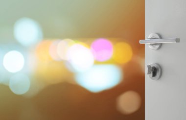 defocused bokeh ışıkları ile arka plan ve geceleri cityscape gölge beyaz kapı açıldı