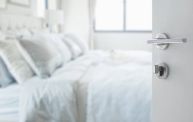 Klasik beyaz yatak odası iç arka plan beyaz kapı açıldı