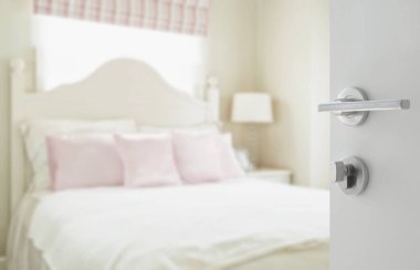 yastıklar ve arka plan bulanıklık gibi masa lambası ile lüks yatak odası Beyaz kapı açıldı