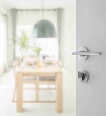 zarif Tablo ayarı ile modern evinde yemek masası ve rahat sandalyeler beyaz kapı açıldı