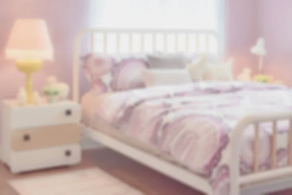 Imagen borrosa del acogedor interior del dormitorio con almohadas y lámpara de lectura en la mesita de noche —  Fotos de Stock