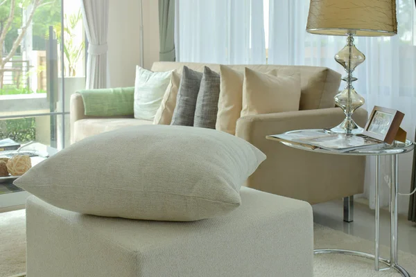 Almohada blanquecina en el taburete en la moderna sala de estar interior —  Fotos de Stock