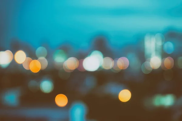 Αφηρημένα φόντο με bokeh defocused φώτα και σκιά από cityscape τη νύχτα, vintage ή ρετρό χρωματικό τόνο — Φωτογραφία Αρχείου