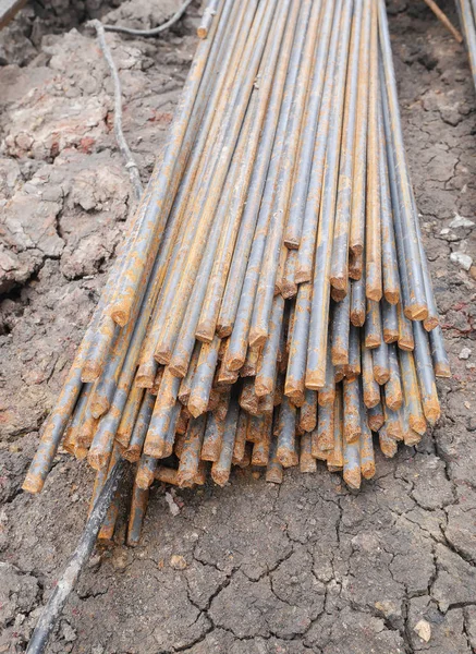 Stahlstäbe oder Stangen, die zur Betonverstärkung im Bauwesen verwendet werden — Stockfoto