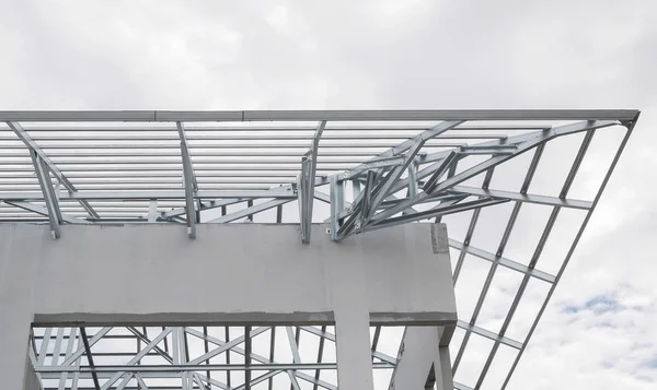 Struktura střešních ocelových rámu s modrá obloha a mraky na staveništi — Stock fotografie