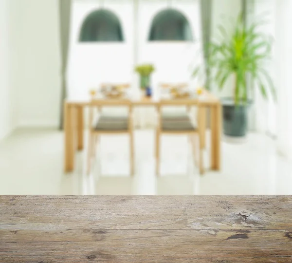 Tampo de mesa de madeira com borrão de mesa de jantar e cadeiras com ajuste de mesa elegante — Fotografia de Stock