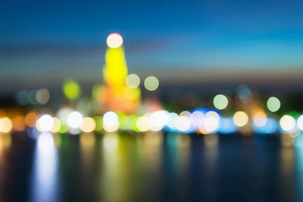 Абстрактный светлый боке Ват Арун Ратчаварарам (Храм Рассвета) с рекой Чаофрайя освещенной в сумерках, Бангкок - Таиланд — стоковое фото