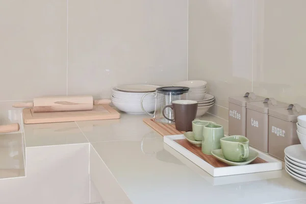 Moderne Speisekammer mit weißem Geschirr in der Küche — Stockfoto