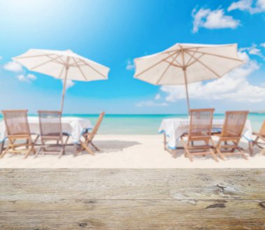 ahşap masa üstü ile bulanıklık tablo kümesi ve plaj şemsiye