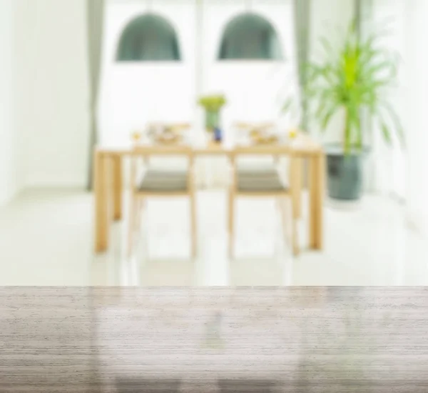 Tampo de mesa de granito e borrão de mesa de jantar de madeira e cadeiras com ajuste de mesa elegante — Fotografia de Stock