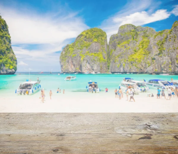 Mesa de madera con gente borrosa en maya bay, phi phi leh island, thailand — Foto de Stock