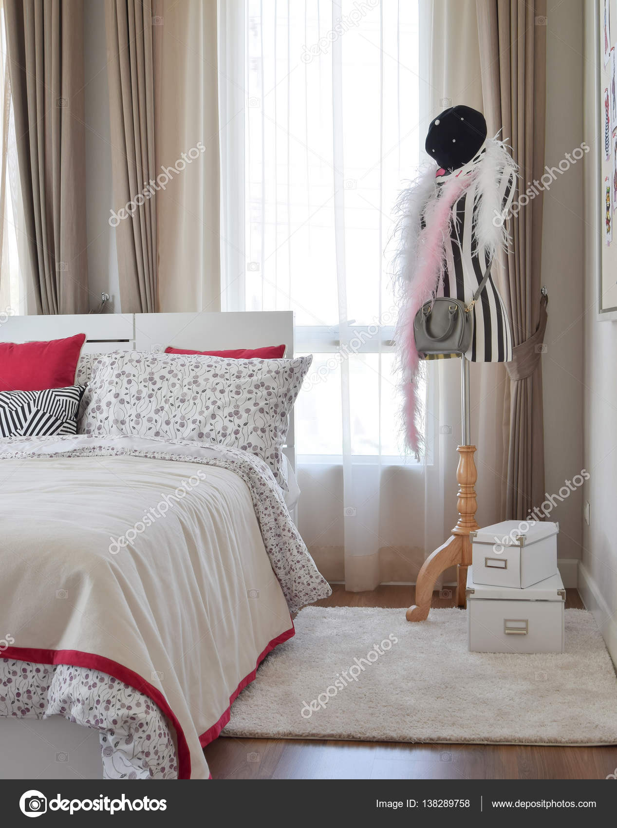 Çiçek deseni yastık ile şık yatak odası iç — Stok Foto © WorldWide