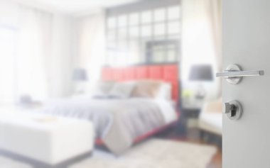 Klasik tarzı iç arka plan bulanık yatak beyaz kapı açıldı