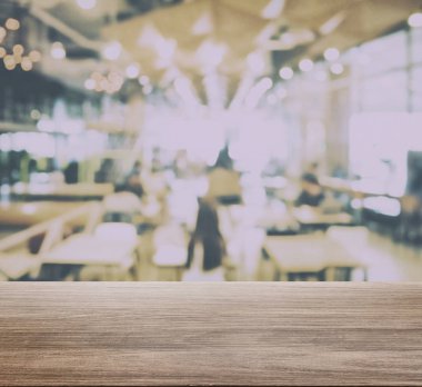 ahşap masa üstü ile bulanıklık Restoran iç bokeh çok arka plan olarak