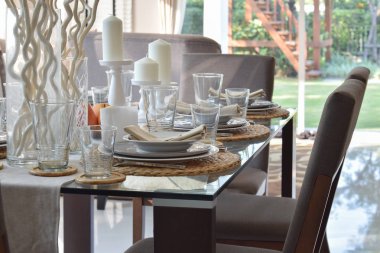 ahşap masa ve rahat sandalyeler modern ev ile zarif Sofra yemek