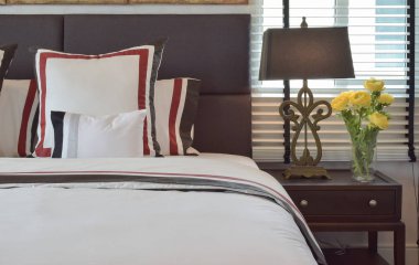 Modern yatak odası iç yastık ve okuma lâmbası başucundaki ile