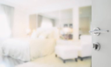 Beyaz kapı yatak odası iç modern tarzı için arka plan olarak açıldı