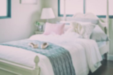 yastıklar ve bebek için arka plan beyaz yatakta bulanık yatak odası