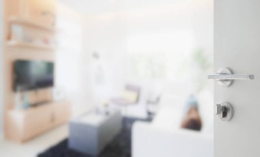 Modern oturma odasına açılan beyaz bir kapı.