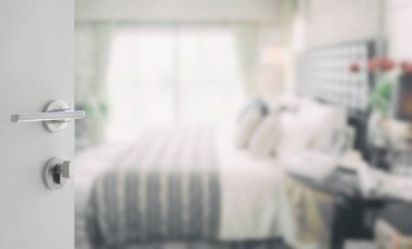 modern yatak odası iç arka plan bulanık beyaz kapı açıldı