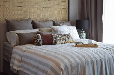 şık yatak odası iç çizgili yastık ve yatak dekoratif çay seti ile