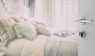 yastık ve yatak dekoratif sette ile yatak odası iç beyaz kapı açıldı