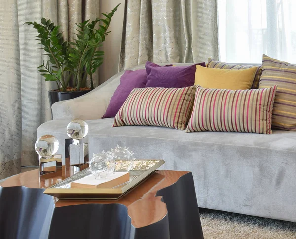 Modernes Wohnzimmer mit einer Reihe bunter Kissen auf dem Sofa — Stockfoto