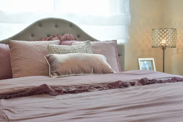 Acogedor y clásico dormitorio interior con almohadas y lámpara de lectura en la mesita de noche —  Fotos de Stock