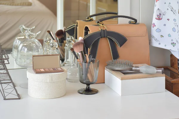 Maquillaje artículos y bolsa de cuero en tocador — Foto de Stock