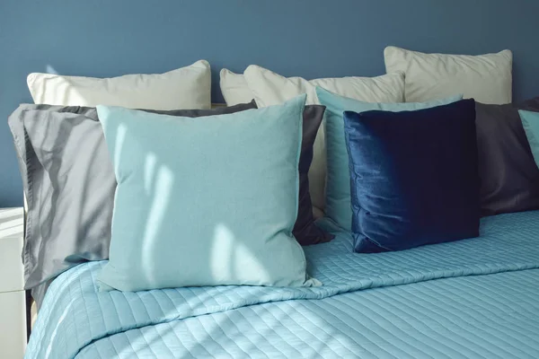 Κρεβάτι σχέδιο μπλε χρώμα και λευκό επιτραπέζιο φωτιστικό με φυσικό φως από ένα παράθυρο — Φωτογραφία Αρχείου