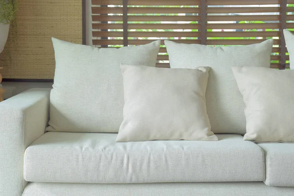 Sofá color beige en la sala de estar — Foto de Stock