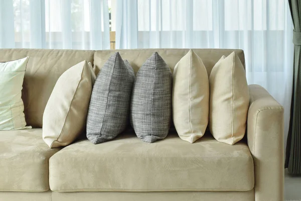 Jordtone puter på lysebrun sofa i dagligstuen – stockfoto