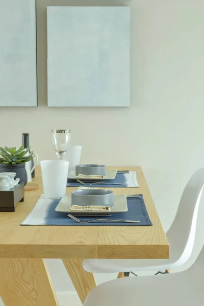 Keramische ware dining set op houten eettafel — Stockfoto