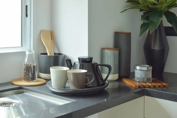 Articoli in ceramica su bancone nero in cucina — Foto Stock