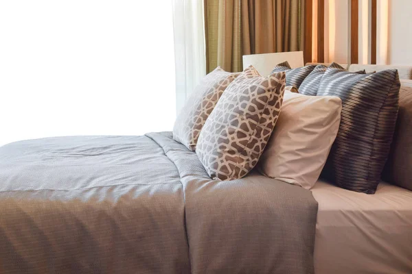 Elegante dormitorio de diseño interior con almohadas marrones en la cama - fondo blanco y camino de recorte —  Fotos de Stock