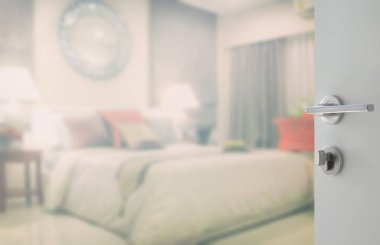 Klasik tarzı iç bulanık yatak beyaz kapı açıldı