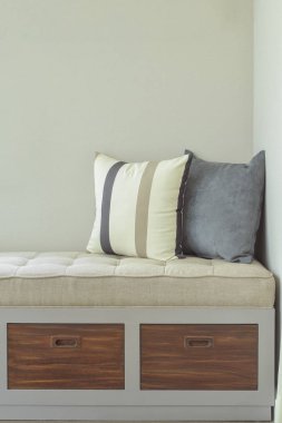 Depolama pencere yanında rahat koltuk