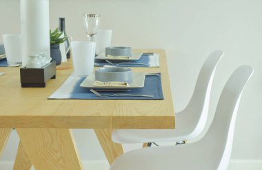 Modern tarzı yemek masası ile çanak çömlek koymak