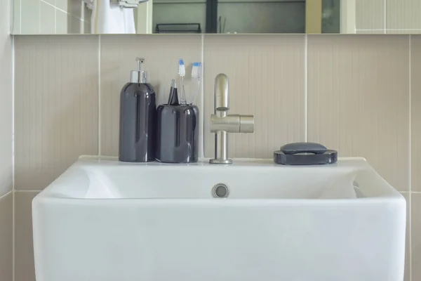 Lavabo cuadrado y botellas de cerámica en el baño —  Fotos de Stock