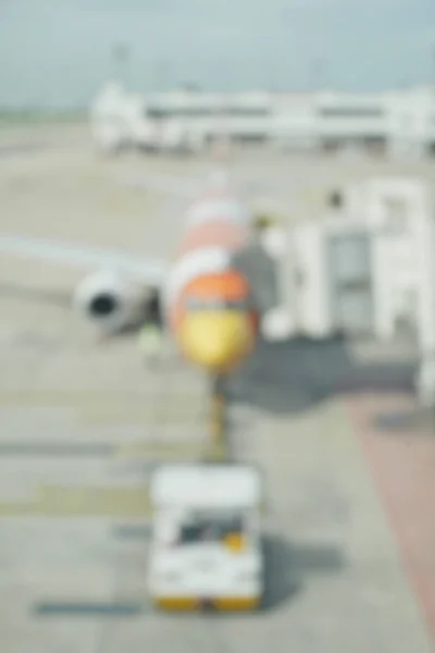 Размытие фона самолета и зоны разгрузки, аэропорт — стоковое фото