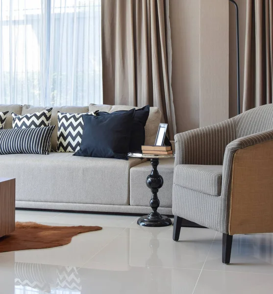 Elegante diseño de la sala de estar con almohadas de rayas grises en cómodo sofá — Foto de Stock