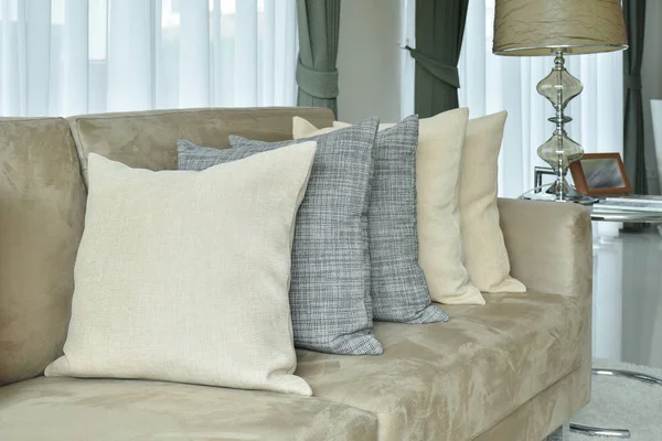Almohadas de tono tierra en el sofá marrón claro en la sala de estar —  Fotos de Stock