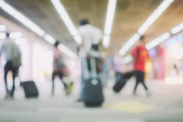 Fondo borroso de la salida de la terminal con los pasajeros en un aeropuerto —  Fotos de Stock