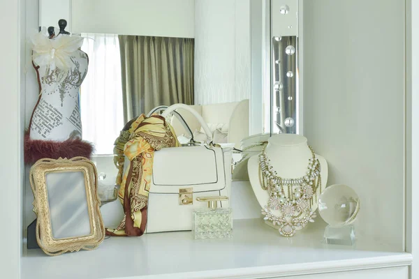 Классическая сумка и красивое ожерелье на белом столе — стоковое фото
