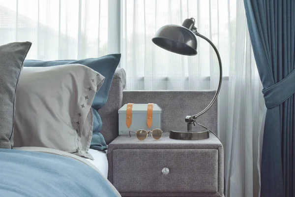 Lámpara de lectura de estilo industrial junto a la ropa de cama esquema de color azul —  Fotos de Stock