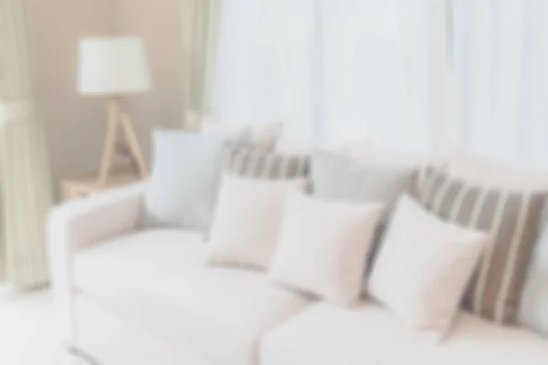 Immagine sfocata del moderno design del soggiorno con divano e lampada in legno — Foto Stock