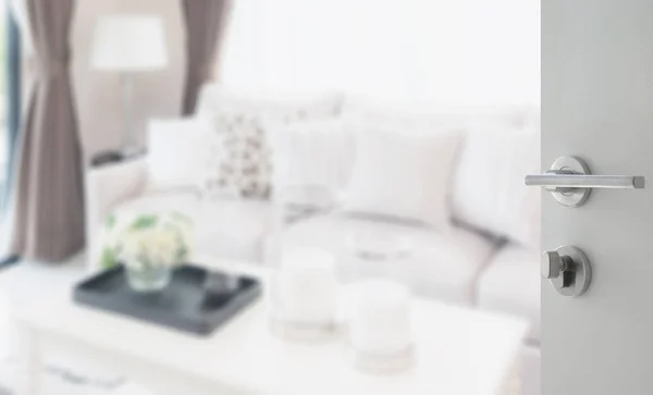 白色开门设计现代客厅沙发和灯 — 图库照片