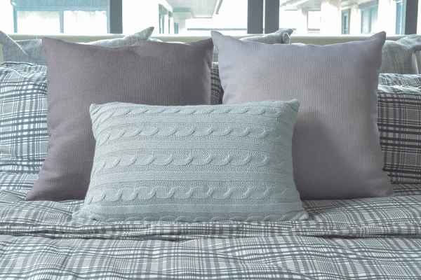 Світло-блакитні та сірі подушки на постільній білизні — стокове фото