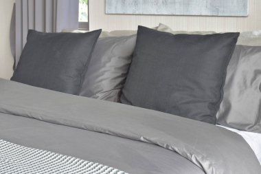 Gri renk düzeni yatak takımları yatakta siyah yastık